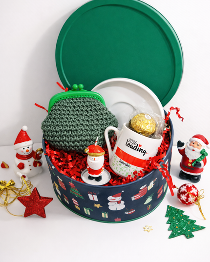 Metal Yılbaşı Hediye Kutusu – El Örgüsü Cüzdan & Kahve Fincanı