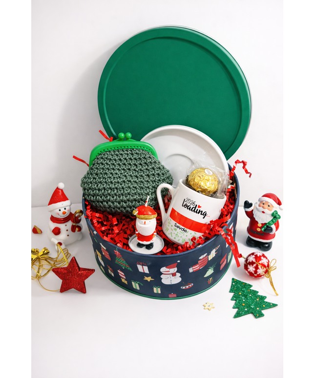 Metal Yılbaşı Hediye Kutusu – El Örgüsü Cüzdan & Kahve Fincanı