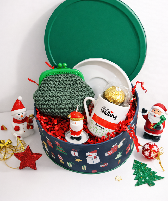 Metal Yılbaşı Hediye Kutusu – El Örgüsü Cüzdan & Kahve Fincanı